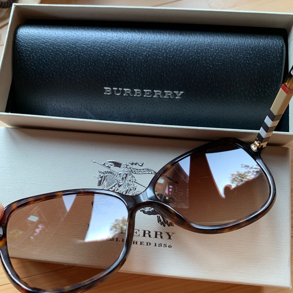 Used like new! Burberry Sunglasses 0BE4164 - Picture 3 of 6